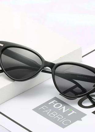 Женские солнцезащитные очки кошачий глаз чёрные с металлической вставкой1 фото