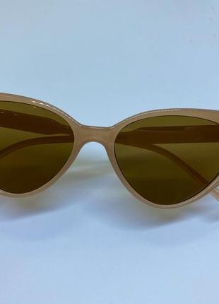Женские солнцезащитные очки кошачий глаз коричневые с металлической вставкой4 фото