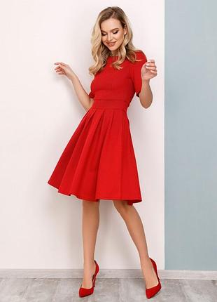 Красное фактурное платье-татьянка с короткими рукавами