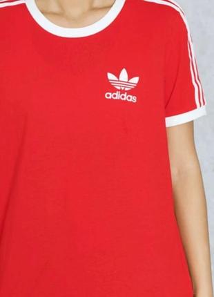 Яскрава футболка adidas originals , оригінал4 фото