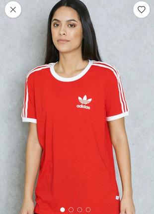 Яркая футболка adidas originals , оригинал