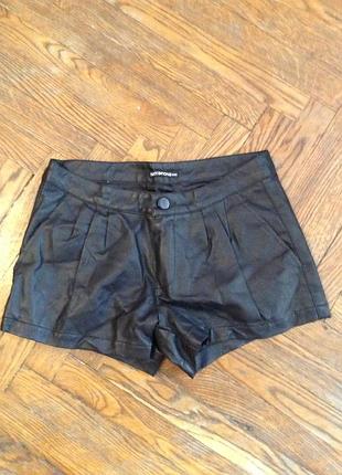 Очень стильные шорты из качественного заменителя