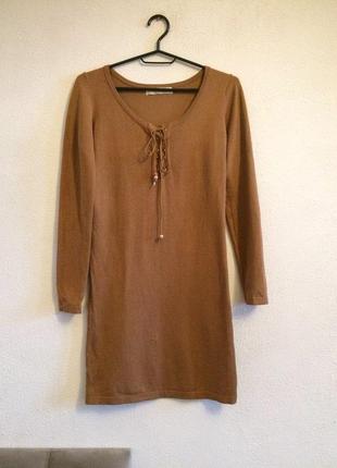 Трикотажное платье в цвете кэмел со шнуровкой на груди