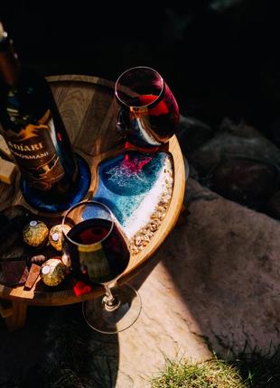 Винний столик з дерева і епоксидної смоли