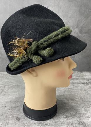 Шляпка шерстяная черная. с перышком