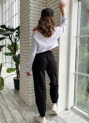 Чёрные женские брюки с принтом4 фото