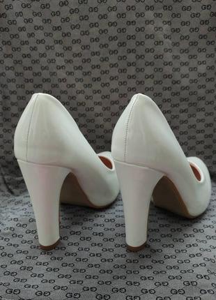 Білі лакові туфлі на підборах вечірні туфлі весільні туфлі випускні6 фото