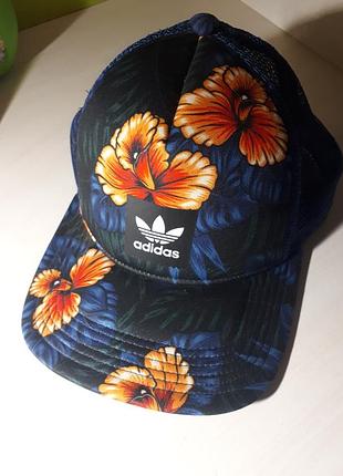 Кепка adidas.
