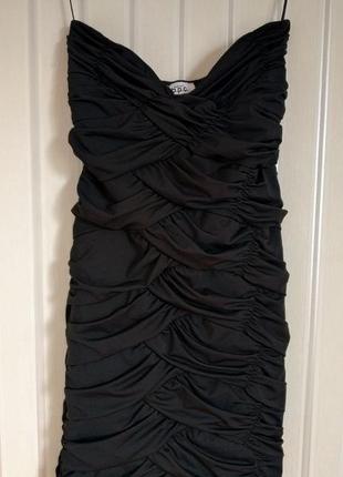 Чорне коротке плаття. чорне сплачуючи.