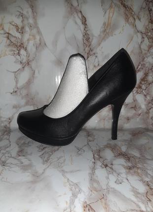 Чёрные базовые туфли на высоком каблуке3 фото