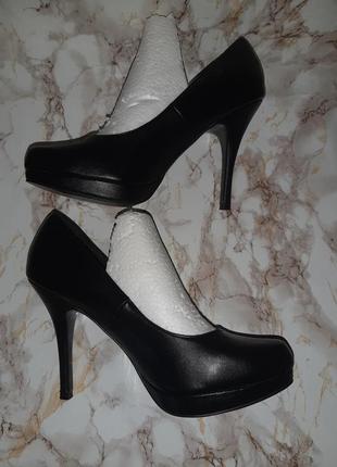 Чёрные базовые туфли на высоком каблуке8 фото