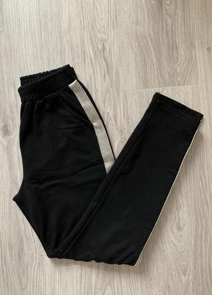 Черные трикотажные повседневные штаны брюки с серебристыми лампасоми по бокам s - размер
