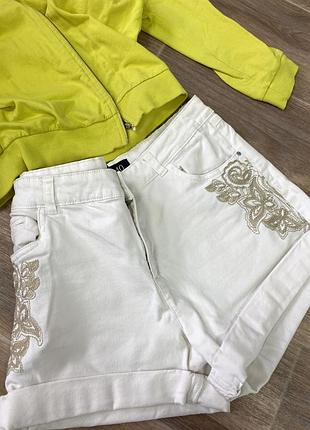 Классные , летние шорты молочного цвета с вышивкой