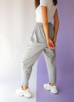 Базові брюки сірого кольору, вільного крою в стилі casual