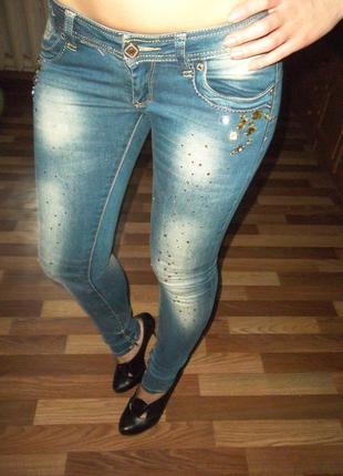 Шикарные джинсы с камнями и молниями2 фото
