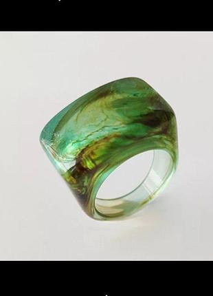 Шикарное стильное крупное кольцо  зелёное с разводами