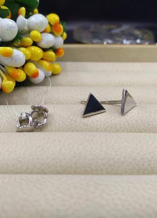 Серебряные стильные небольшие серьги гвоздики пусеты треугольники геометрия 9254 фото