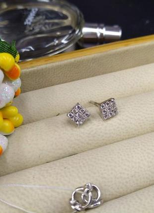 Срібні трендові маленькі гвоздики пусети квадрати ромби з фіанітом 9251 фото