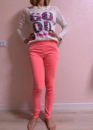 Яркие джинсы