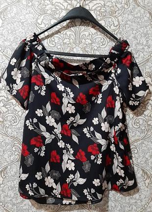 Блуза с открытыми плечами