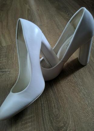 Белые свадебные туфли1 фото