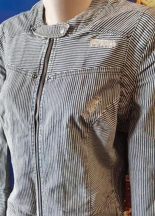 Стильна джинсова куртка в дрібну смужку на блискавці3 фото