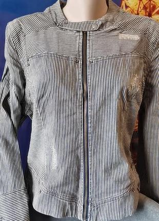 Стильна джинсова куртка в дрібну смужку на блискавці2 фото