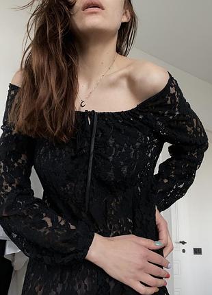 Кружевное чёрное платье