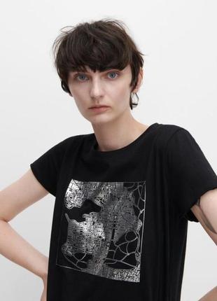 Стильная женская чёрная брендовая хлопковая футболка с серебристым рисунком3 фото