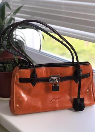 Яркая оранжевая сумка-багет.1 фото