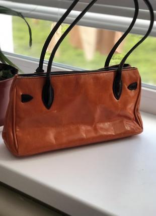 Яркая оранжевая сумка-багет.4 фото