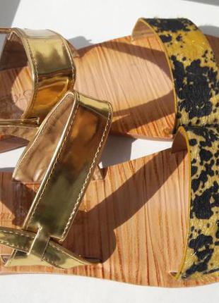 Босоножки с золотом и мехом