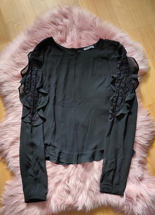 Черная блуза с кружевом