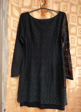 Кружевное платье черного цвета.