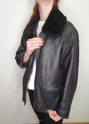 Шкіряна куртка з хутряним коміром4 фото