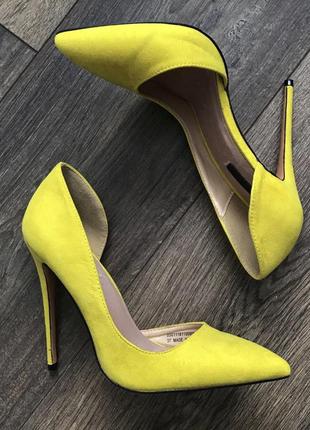 Яскраві жовті туфлі