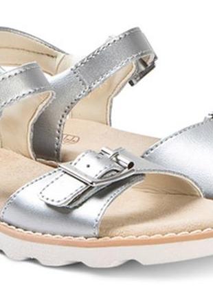 Шкіряні сандалі clarks crown bloom k silver2 фото