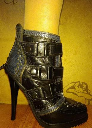 Ботинки крутые новые на высоком каблуке 36 размера