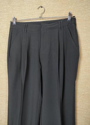 Черные брюки кюлоты с складками и карманами5 фото