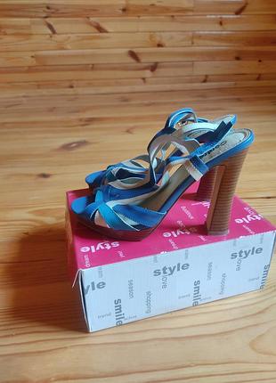 Зручні стильні босоніжки розмір 39 стан нових