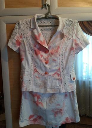 Костюм зі спідницею у квітковий принт