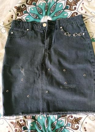 Стильная джинсовая юбка,с кольцами,потертостями,размер м.