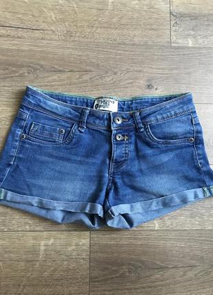 Короткие джинсовые шорты