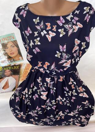 Красивое синее платье в бабочках