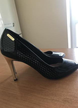 Шикарные туфли на каблуке gaudi