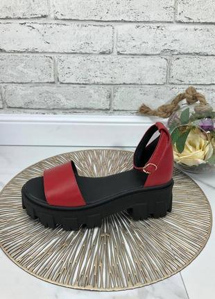 Босоножки на тракторной подошве