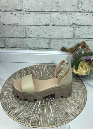 Босоножками на тракторной подошве