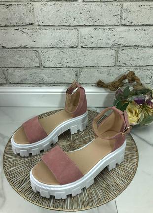 Босоножки на тракторной подошве