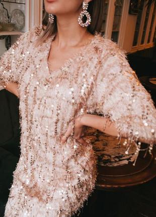 Платье нюдовое вечернее в пайетках с бахромой  от бренда prettylittlething3 фото
