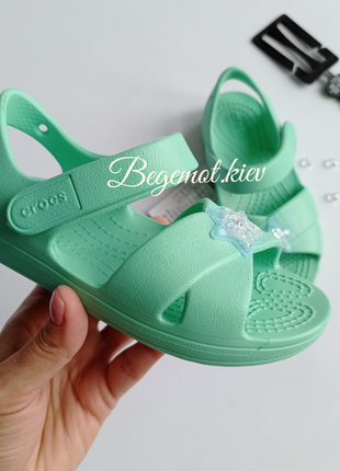 Сандалии на девочку кроксы crocs-starp charm sandal2 фото